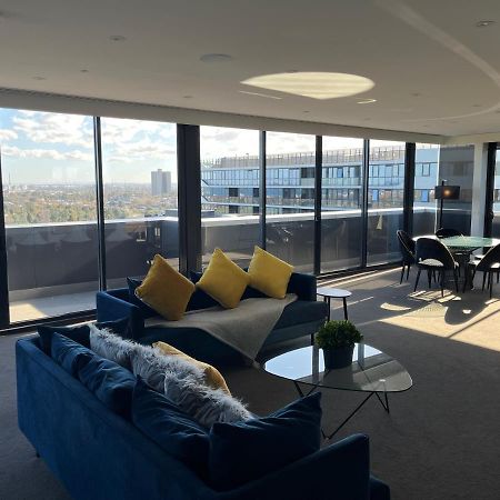 The Kinson Otel Melbourne Dış mekan fotoğraf The living room of a three-bedroom apartment