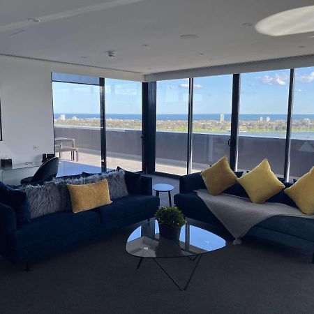 The Kinson Otel Melbourne Dış mekan fotoğraf The living room of a three-bedroom apartment at The Beacon