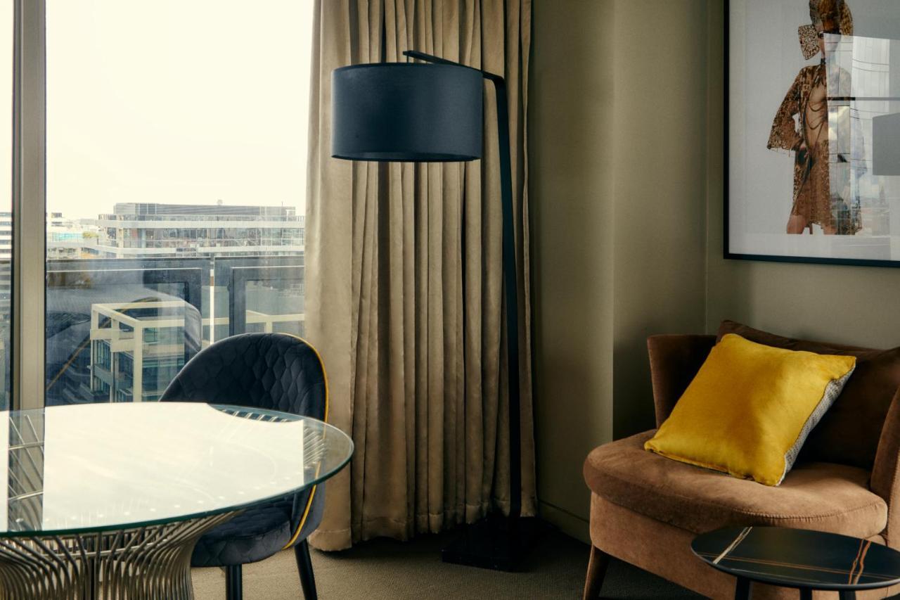 The Kinson Otel Melbourne Dış mekan fotoğraf A floor lamp