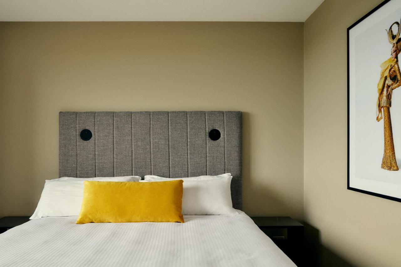 The Kinson Otel Melbourne Dış mekan fotoğraf A bedroom at the hotel