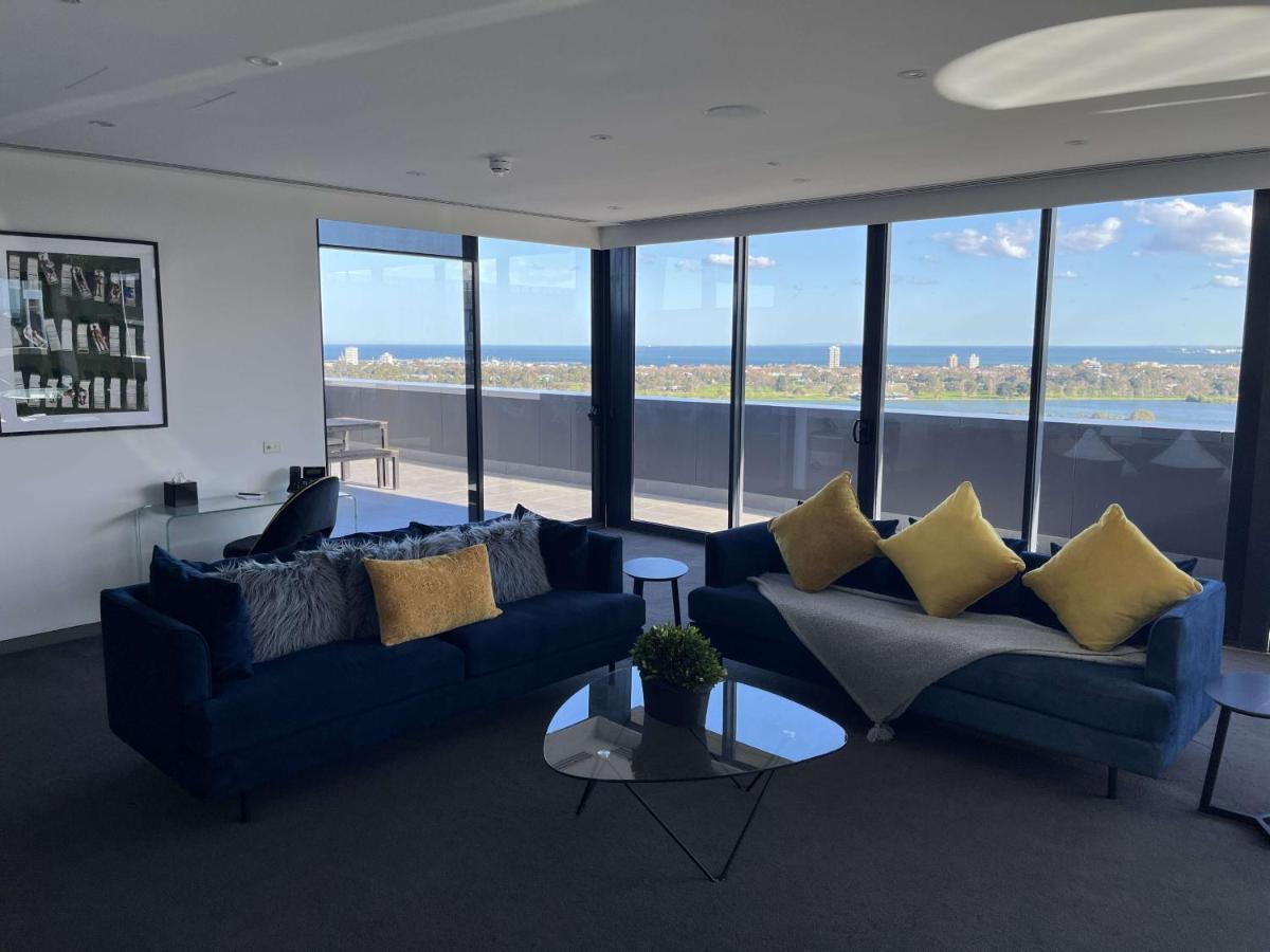 The Kinson Otel Melbourne Dış mekan fotoğraf The living room of a three-bedroom apartment at The Beacon