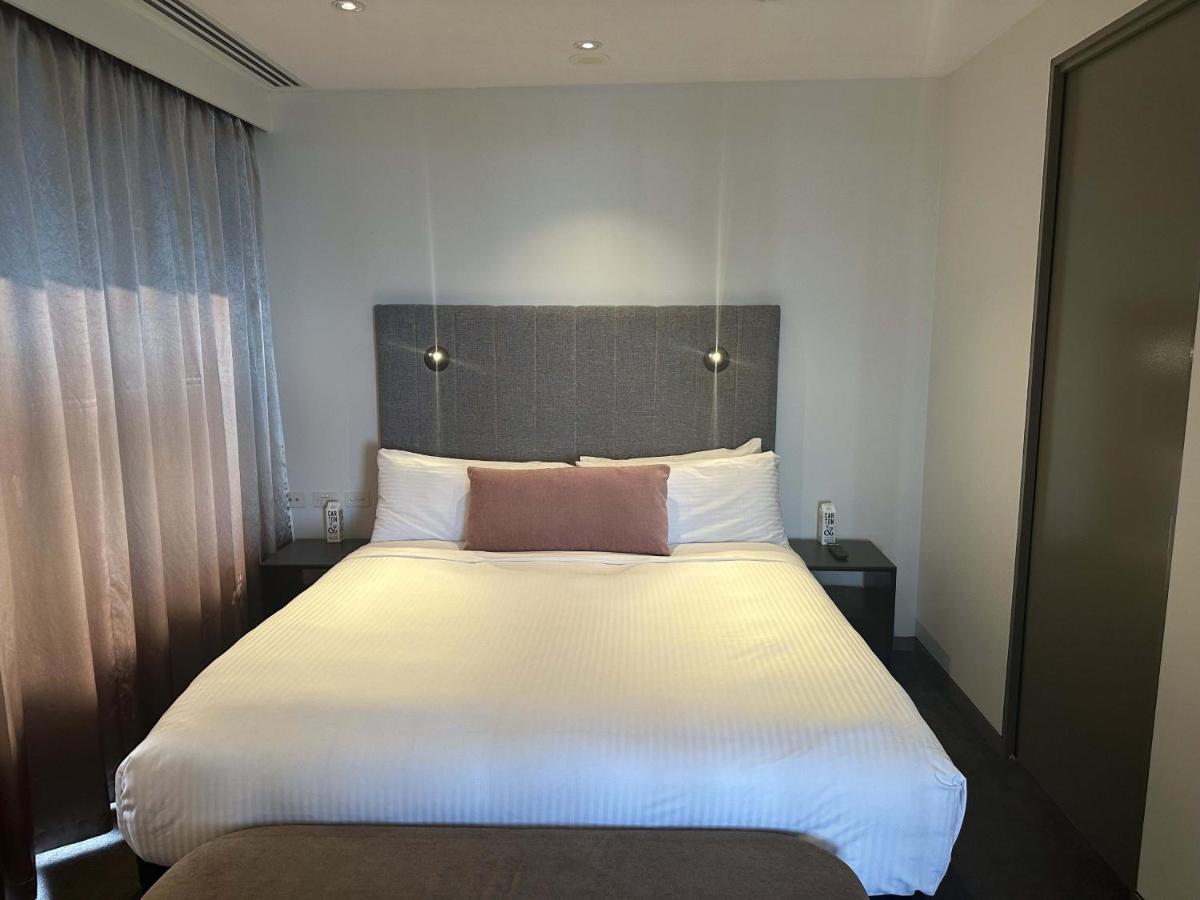 The Kinson Otel Melbourne Dış mekan fotoğraf A bedroom at the hotel
