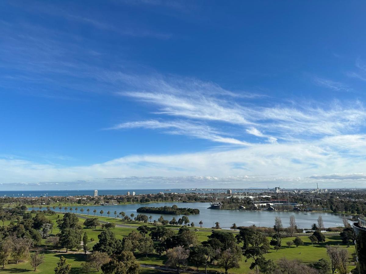 The Kinson Otel Melbourne Dış mekan fotoğraf View of the Adelaide River from the Adelaide Oval
