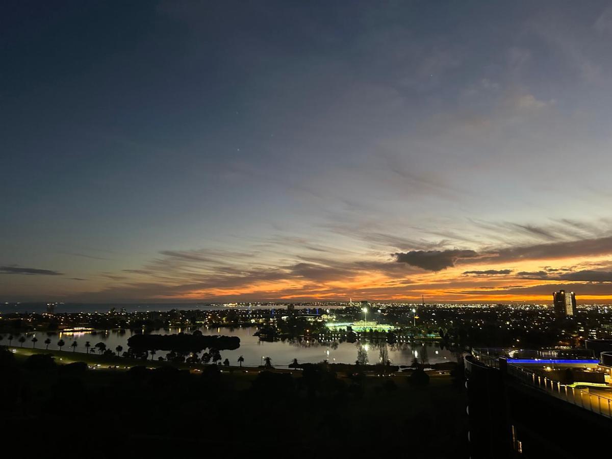 The Kinson Otel Melbourne Dış mekan fotoğraf Sunset over the city
