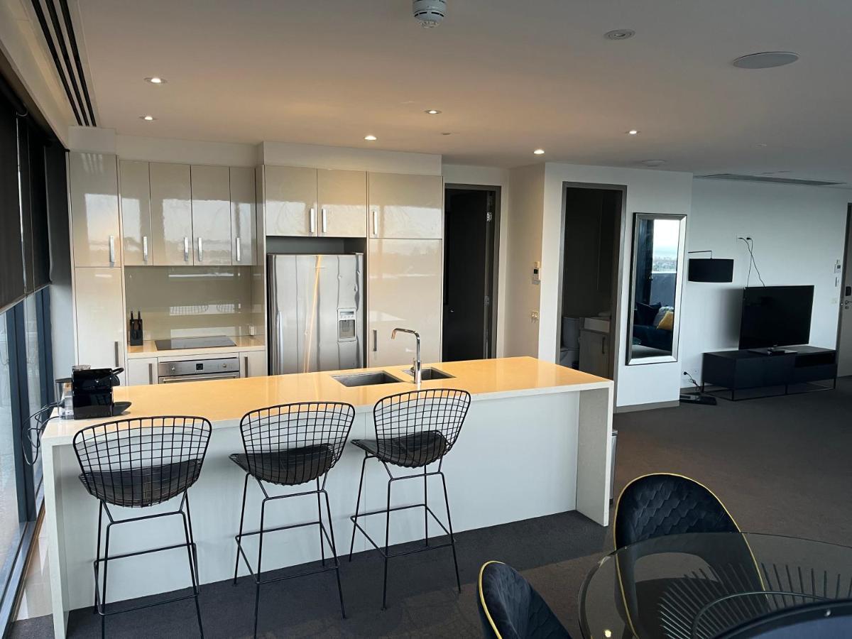 The Kinson Otel Melbourne Dış mekan fotoğraf A kitchen in a typical apartment